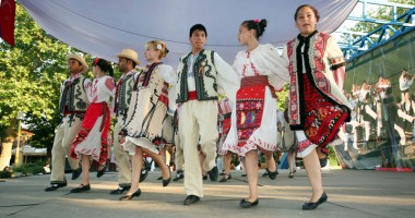 Stire din Cultură-Educație : Mangalia îmbracă din nou straie  de sărbătoare. Un nou festival  de folclor va anima litoralul