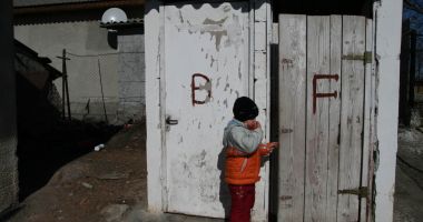 Condiții de Evul Mediu în mii de școli de la țară. Cu WC-ul în curte și fără apă curentă