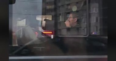 Stire din Eveniment : Şofer de autobuz, surprins când conducea cu picioarele pe volan