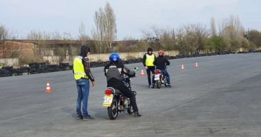 Stire din Social : Şoferii cu permis categoria B vor putea conduce și anumite tipuri de motociclete. CCR a respins sesizarea lui Klaus Iohannis