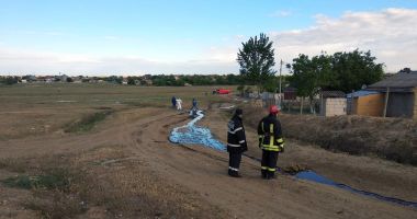 Stire din Eveniment : Poluare la marginea comunei Cuza Vodă, după spargerea unei conducte cu țiței