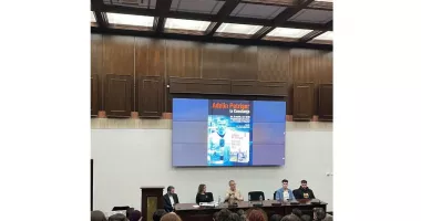Stire din Cultură-Educație : Adelin Petrișor aduce experiența frontului în cartea "În direct din linia întâi", lansată la Universitatea Ovidius