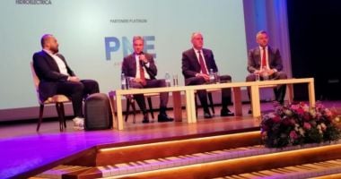 Stire din Economie : Autoritățile caută soluții pentru gestionarea valului de prosumatori. Ce măsuri ar putea fi luate