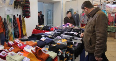 Constănțenii cumpără confecții și încălțăminte românească la preț de chilipir - 8