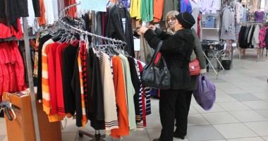 Constănțenii cumpără confecții și încălțăminte românească la preț de chilipir - 6