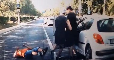 Stire din Eveniment : Tânăr de 21 de ani, reținut după un scandal violent în trafic. Un bărbat a fost rănit sub privirile soției