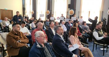 Stire din Politică-Administrație : A început şedinţa de Consiliu Local, la Constanţa. 52 de proiecte, pe ordinea de zi
