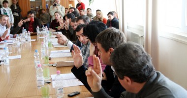 Stire din Politică-Administrație : Pacea dintre Tusac și consilierii locali, o sabie cu două tăișuri