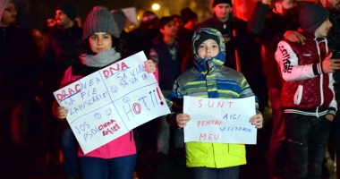 Constanța bate record după record. Mii de oameni la protestele din weekend - 8