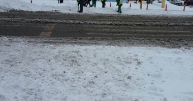 Galerie foto. Cod galben de ninsori și ger, la Constanța / Se lucrează la degajarea trecerilor de pietoni și a stațiilor de autobuz - 4