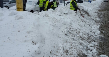 Galerie foto. Cod galben de ninsori și ger, la Constanța / Se lucrează la degajarea trecerilor de pietoni și a stațiilor de autobuz - 5