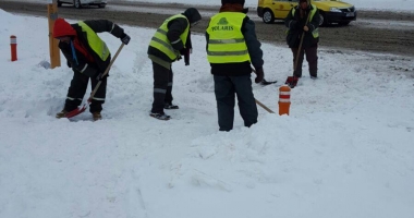 Galerie foto. Cod galben de ninsori și ger, la Constanța / Se lucrează la degajarea trecerilor de pietoni și a stațiilor de autobuz - 6