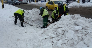Galerie foto. Cod galben de ninsori și ger, la Constanța / Se lucrează la degajarea trecerilor de pietoni și a stațiilor de autobuz - 2