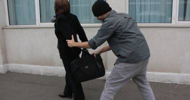 Stire din Eveniment : Constănțeni cu spirit civic: au prins un tâlhar, într-o stație de autobuz
