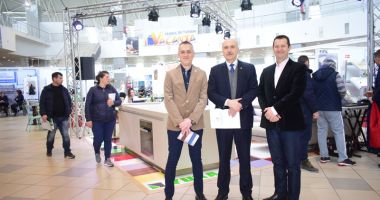 Stire din Economie : Constănțenii cumpără vacanțe la preț redus și mobilă ieftină, la târgurile din Mamaia