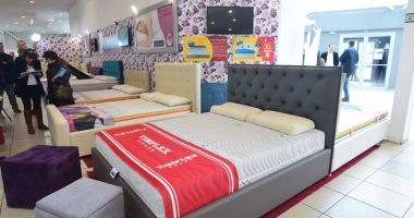 Constănțenii cumpără vacanțe la preț redus și mobilă ieftină, la târgurile din Mamaia - 10