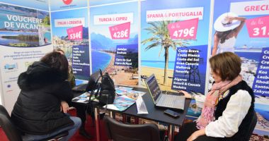 Constănțenii cumpără vacanțe la preț redus și mobilă ieftină, la târgurile din Mamaia - 11
