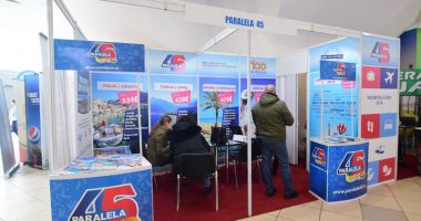 Constănțenii cumpără vacanțe la preț redus și mobilă ieftină, la târgurile din Mamaia - 12
