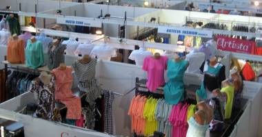 Galerie foto. Constănțenii cumpără pe rupte, la Târgul TINIMTEX, din Mamaia - 15