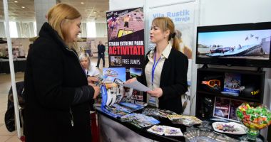 Constănțenii cumpără vacanțe la preț redus și mobilă ieftină, la târgurile din Mamaia - 4