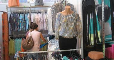 Galerie foto. Constănțenii cumpără pe rupte, la Târgul TINIMTEX, din Mamaia - 7