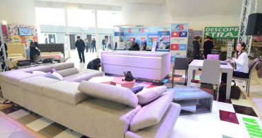 Constănțenii cumpără vacanțe la preț redus și mobilă ieftină, la târgurile din Mamaia - 6