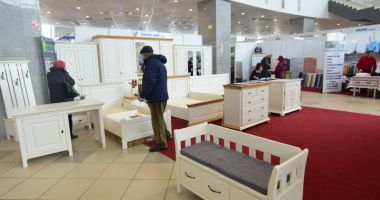 Constănțenii cumpără vacanțe la preț redus și mobilă ieftină, la târgurile din Mamaia - 7