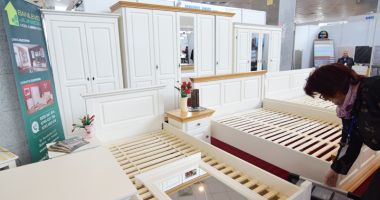 Constănțenii cumpără vacanțe la preț redus și mobilă ieftină, la târgurile din Mamaia - 9