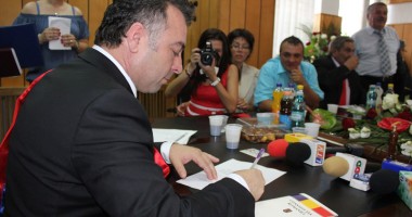 Nicolae Matei a depus jurământul de primar: "Într-o mână voi ține darurile, iar în cealaltă biciul" - 4