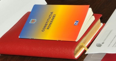 Stire din Politică-Administrație : Comisia de revizuire așteaptă până pe 30 aprilie amendamente la proiectul noii Constituții
