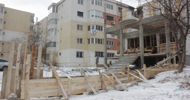 SCANDALOS! Le-au construit un zid în fața ferestrelor! - 6