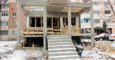 SCANDALOS! Le-au construit un zid în fața ferestrelor! - 2