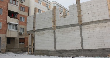 SCANDALOS! Le-au construit un zid în fața ferestrelor! - 7