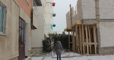 SCANDALOS! Le-au construit un zid în fața ferestrelor! - 8