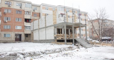 SCANDALOS! Le-au construit un zid în fața ferestrelor! - 3