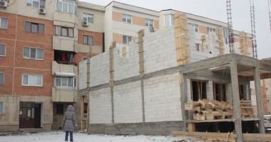 SCANDALOS! Le-au construit un zid în fața ferestrelor! - 9