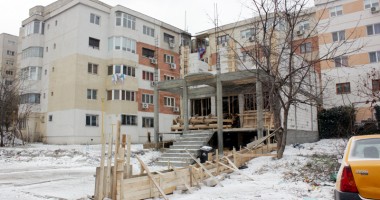 SCANDALOS! Le-au construit un zid în fața ferestrelor! - 4