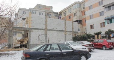 SCANDALOS! Le-au construit un zid în fața ferestrelor! - 5