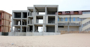 Plajele de la Marea Neagră, invadate de construcții, distruse de eroziune și pline de deșeuri - 2