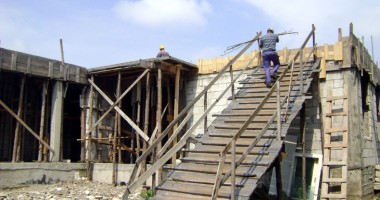 Stire din Economie : Economia merge pe cioburi de sticlă