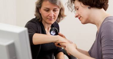 Stire din Sănătate : Consultații dermatologice gratuite în stațiunile de pe litoral