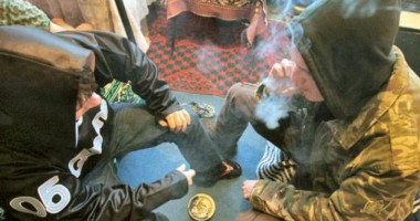 Stire din Actualitate : Recompensă de 10.000 de euro pentru tinerii care îi toarnă pe consumatorii de droguri