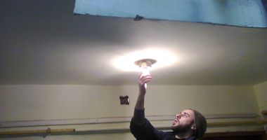 Stire din Economie : Consumatorii de energie nu vor să-şi schimbe furnizorul de teama schimbării