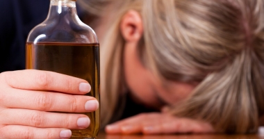Stire din Sănătate : Consumul de alcool distruge sănătatea. "Își fac ficatul praf de la 15 ani"