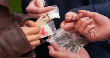 Stire din Eveniment : MAI vrea pedepse mai mari cu închisoarea pentru îndemnul la consum de droguri
