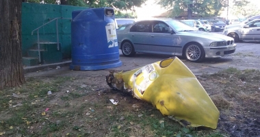 Stire din Social : Tomberoanele de gunoi, vandalizate  de căutătorii de pet-uri