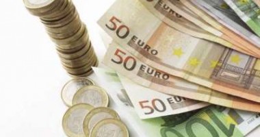Stire din Economie : Euro, înțepenit la 4,53 lei