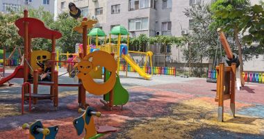 Stire din Social : Continuă lucrările de reabilitare a locurilor de joacă din Constanța