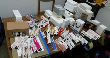 Stire din Eveniment : Parfumuri contrafăcute  și țigări de contrabandă descoperite de polițiști