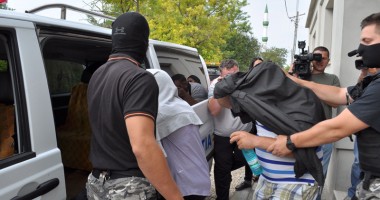 Stire din Eveniment : 40.000 de țigarete, 600 de litri de băuturi spirtoase și o instalație de produs băuturi alcoolice, descoperite în urma unor percheziții
